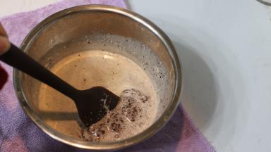 3.	用刮刀同一方向画圈搅拌至顺滑（刚开始搅拌时会是比较渣的状态，正常现象。）