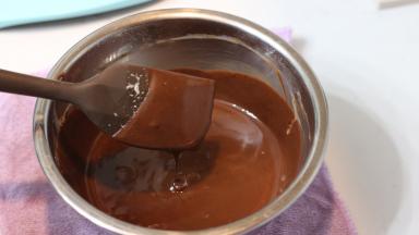 4.	继续搅拌一会就顺滑了。最好不要一会逆时针一会顺时针的乱搅拌一气。放凉备用