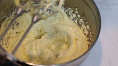5.	室温软化好的黄油加入砂糖打发至体积膨大颜色变白