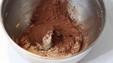 6.	加入可可粉和咖啡粉用打蛋器继续打匀