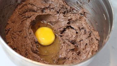 7.	分两次加入鸡蛋，每次打至混合均匀后再加入下一个鸡蛋（操作环境温度比较低，比如秋冬的北方。请使用常温鸡蛋。因为黄油的特性遇冷会凝固，蛋液温度过低，环境温度也低的话，会产生水油分离）