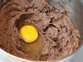 7.	分两次加入鸡蛋，每次打至混合均匀后再加入下一个鸡蛋（操作环境温度比较低，比如秋冬的北方。请使用常温鸡蛋。因为黄油的特性遇冷会凝固，蛋液温度过低，环境温度也低的话，会产生水油分离）