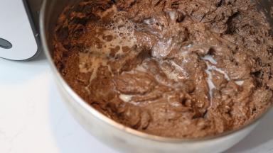 8.	加入温热的牛奶用打蛋器继续打匀（使用温热牛奶的原因和要求鸡蛋常温同理哦。夏天的话不要求对牛奶进行加热。