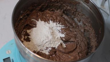 9.	如果说操作到这一步还是有水油分离的状态要怎么解决呢？我们可以加入材料中1/4~1/3的低筋面粉后继续用打蛋器打匀至水油分离现象改善