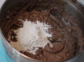 9.	如果说操作到这一步还是有水油分离的状态要怎么解决呢？我们可以加入材料中1/4~1/3的低筋面粉后继续用打蛋器打匀至水油分离现象改善