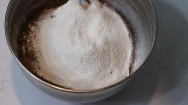 11.	筛入低筋面粉后用刮刀翻拌均匀