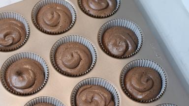 15.	再挤一层蛋糕面糊盖住甘纳许（大约9分满。表面不需要震平。入炉后会自然流平的）