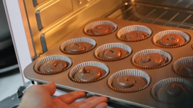 16.	放入预热好的烤箱中层，170℃烘烤15分钟后出炉