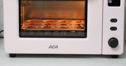 17.	烤箱提前预热！直到我们放入面糊烤箱持续是在加热状态的不能停！我一般会设置预热20分钟，预热温度比我们需要的烘烤温度高10℃