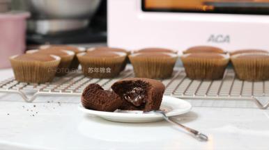 18.	出炉后趁热吃是最美味的。如果需要保存请在晾凉后密封，回油后蛋糕体会很湿润。吃之前可以用烤箱160℃重新加热5-10分钟，或者微波炉高火叮20s左右