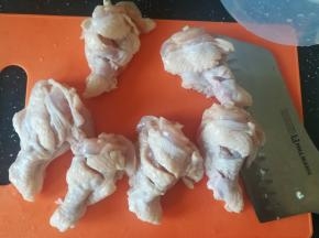 鸡翅根划几刀，方便入味