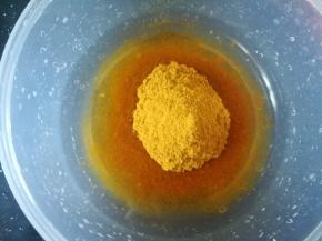 烤肉料加入清水搅拌均匀