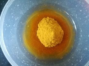 烤肉料加入清水搅拌均匀