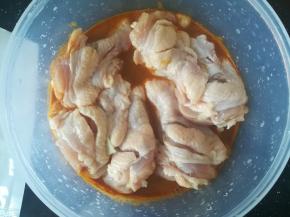 加入鸡翅根腌制