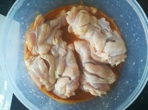 加入鸡翅根腌制