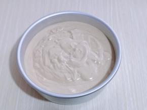 倒入模具中，将蛋糕模具，从上往下摔模具，震出气泡。(可以多摔几次)此时将烤箱145度预热5分钟。