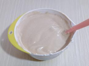 最后将可可蛋黄糊倒入蛋白霜的容器中，继续翻拌的手法，直至看不到蛋白霜即可。拌好的蛋糕糊，细腻光滑，饱满。