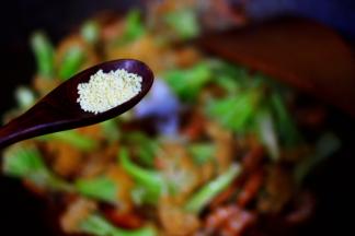 再加入鸡精增加鲜味。