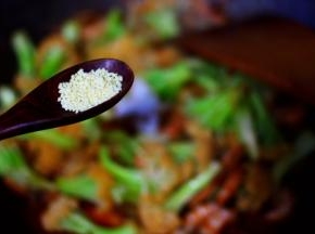 再加入鸡精增加鲜味。