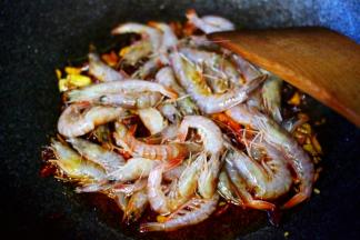 加入提前洗净的海虾。