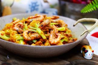 鲜美无比又下饭营养丰富的辣爆菜花海虾就出锅了，盛到盘子里就可以享用了。