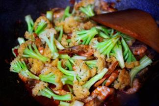 大火继续翻炒至所有的食材搅拌均匀后。