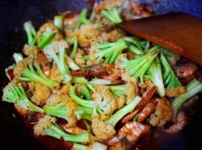 大火继续翻炒至所有的食材搅拌均匀后。