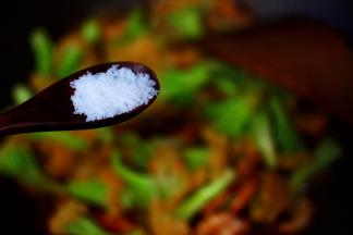 这个时候加入白糖调味提鲜。