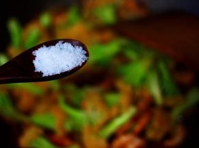 这个时候加入白糖调味提鲜。