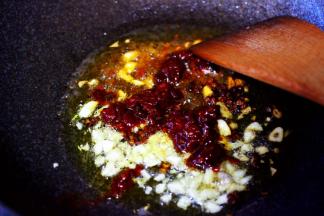 这个时候加入郫县豆瓣酱。