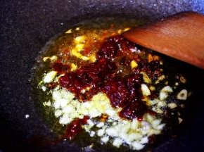 这个时候加入郫县豆瓣酱。
