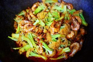 看见菜花和海虾变色之后即可关火。