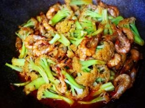 看见菜花和海虾变色之后即可关火。