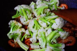 加入提前焯过水的菜花。