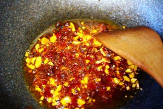 用小火慢慢把郫县豆瓣酱小火慢慢炒出红油。