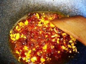用小火慢慢把郫县豆瓣酱小火慢慢炒出红油。
