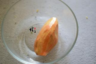 红薯去皮，洗净