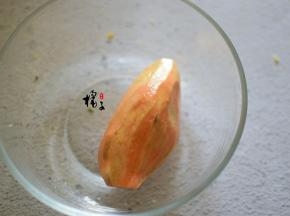 红薯去皮，洗净