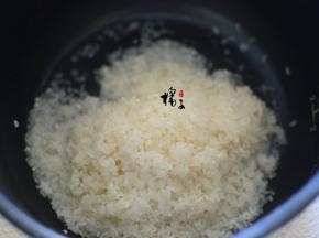 把米倒锅中