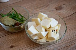 芋头去皮后切成滚刀块，切葱段、姜片