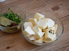 芋头去皮后切成滚刀块，切葱段、姜片