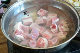 排骨洗净后，加入凉水，大火烧开，盛出浮沫，把排骨捞出来