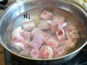 排骨洗净后，加入凉水，大火烧开，盛出浮沫，把排骨捞出来
