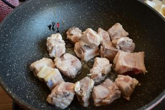 锅中加入适量食用油，加入冰糖，冰糖颜色变深后，加入排骨，翻炒均匀