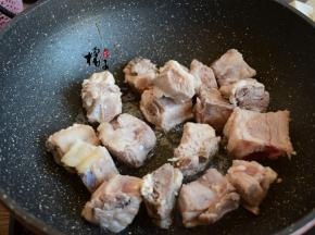 锅中加入适量食用油，加入冰糖，冰糖颜色变深后，加入排骨，翻炒均匀