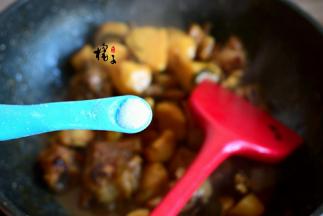 加入盐，再炖十分钟，大火收汁即可