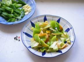 辣椒切块、切葱段、蒜片备用