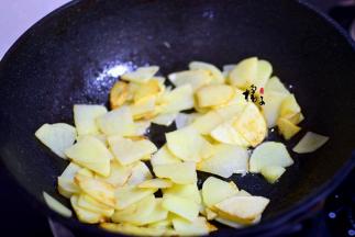 锅中油热，加入土豆片，翻炒至熟，盛出备用