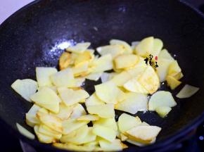 锅中油热，加入土豆片，翻炒至熟，盛出备用