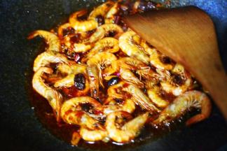 大火把海虾翻炒至变色后。